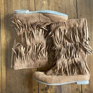 Comfy causal fringe boots. faux suede with zipper